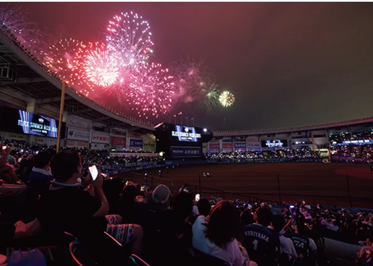 ナイター中に上がる花火で、会場の盛り上がりは最高潮に！
