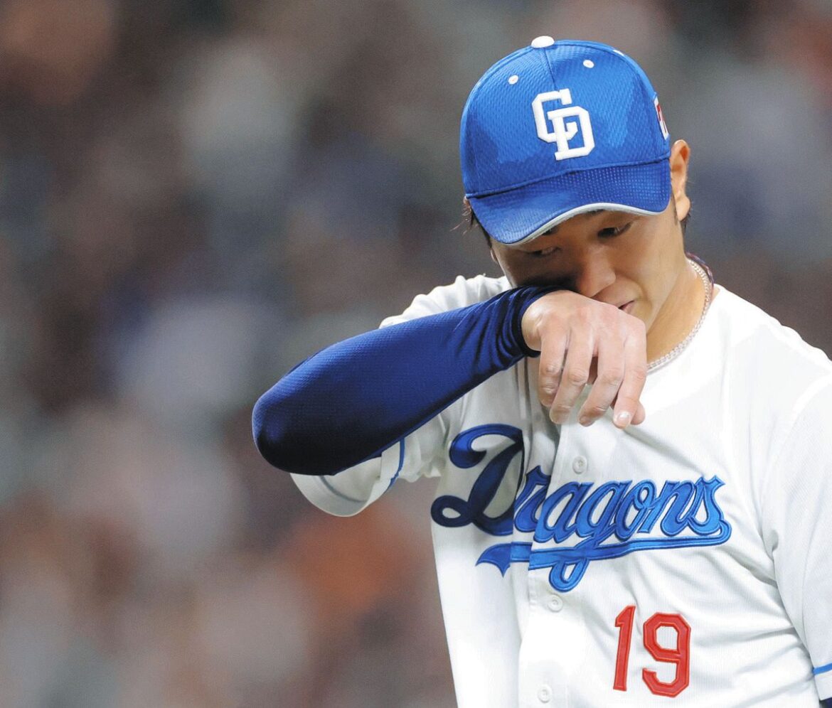 ４回表を終え、ベンチに下がる高橋宏