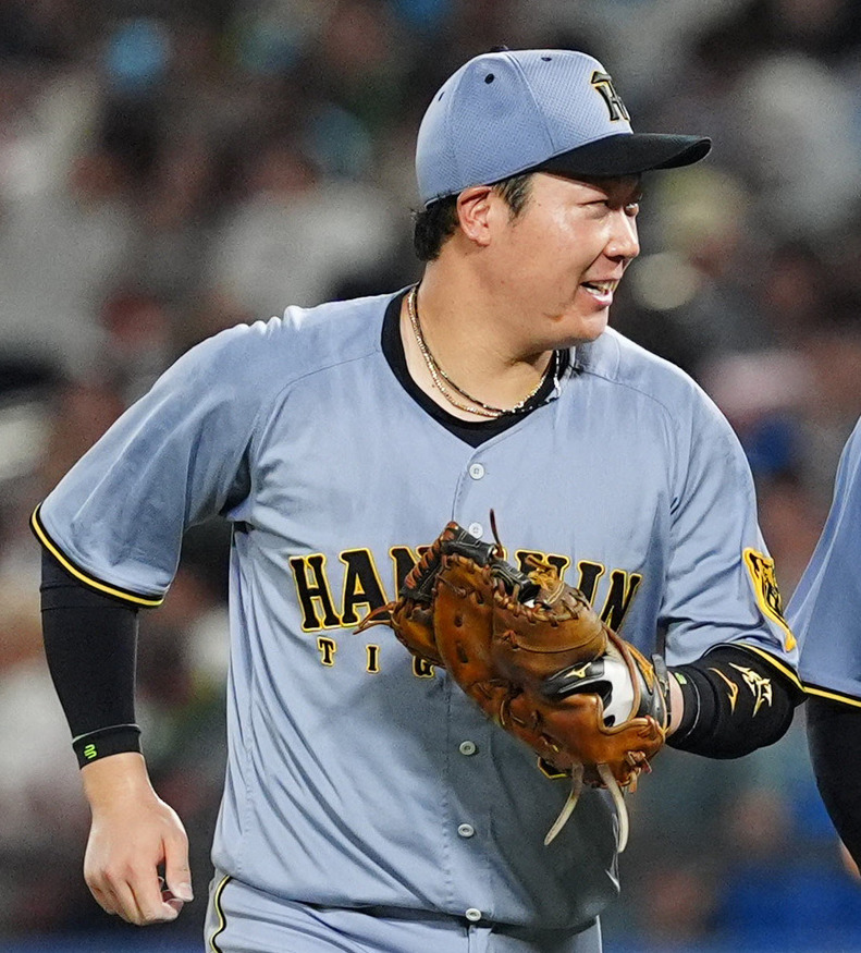 8月24日、ヤクルト対阪神 5回の守備を終え笑顔でベンチに戻る一塁手大山