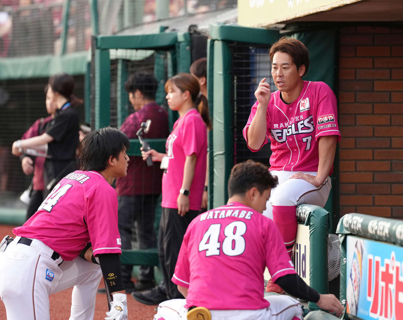 8月22日、試合前、若手選手らに声をかける