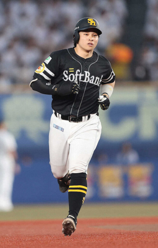首位の鷹に新オプション 強肩強打の捕手・谷川原がオリックス戦前のシートノックで右翼守備こなす（スポニチアネックス） - Yahoo!ニュース - Yahoo!ニュース