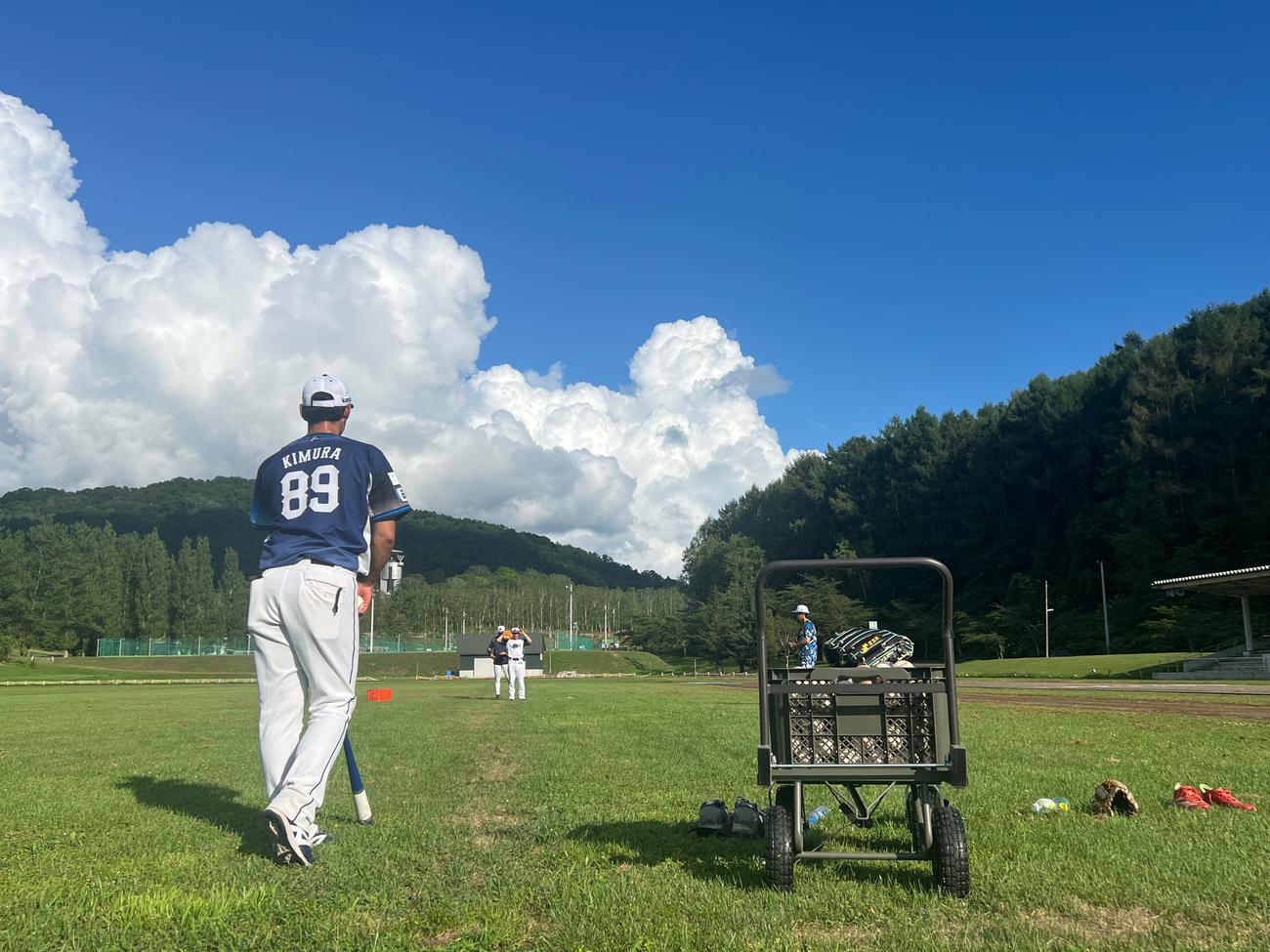 青空の下で行われた木村3軍野手コーチによる特守