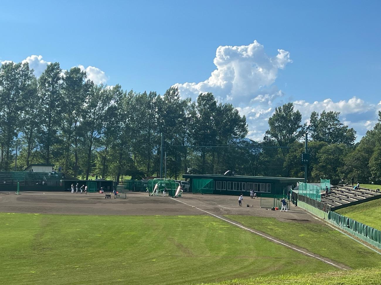 青空の下で行われた西武3軍美唄夏合宿（撮影・金子真仁）