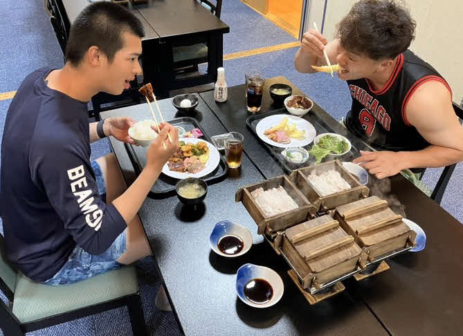 美唄夏合宿で「合宿メシ」を楽しむ西武の選手たち（写真は球団提供）