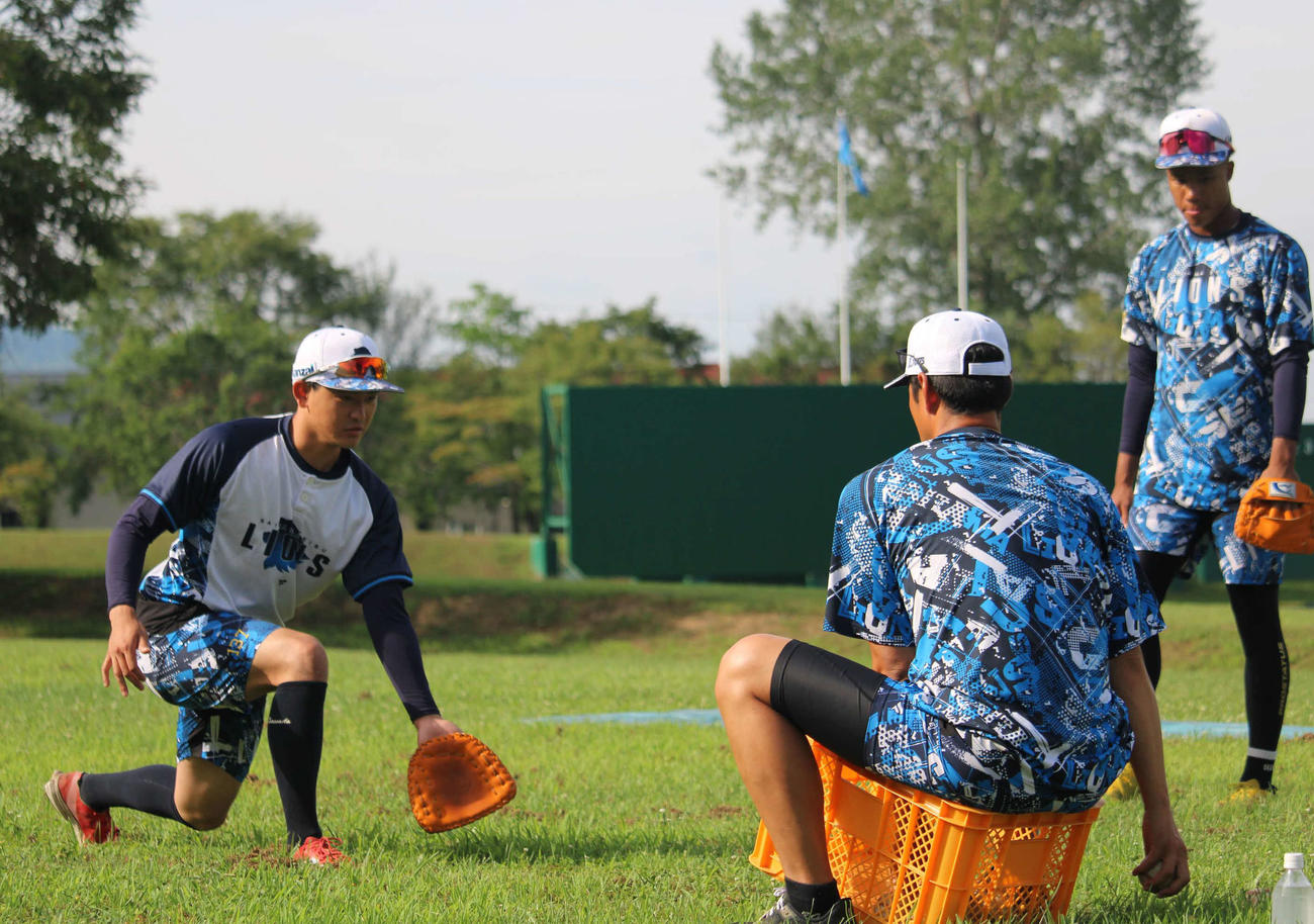 朝練で捕球練習を行う沢田遥斗外野手（左）とオケム外野手（右）