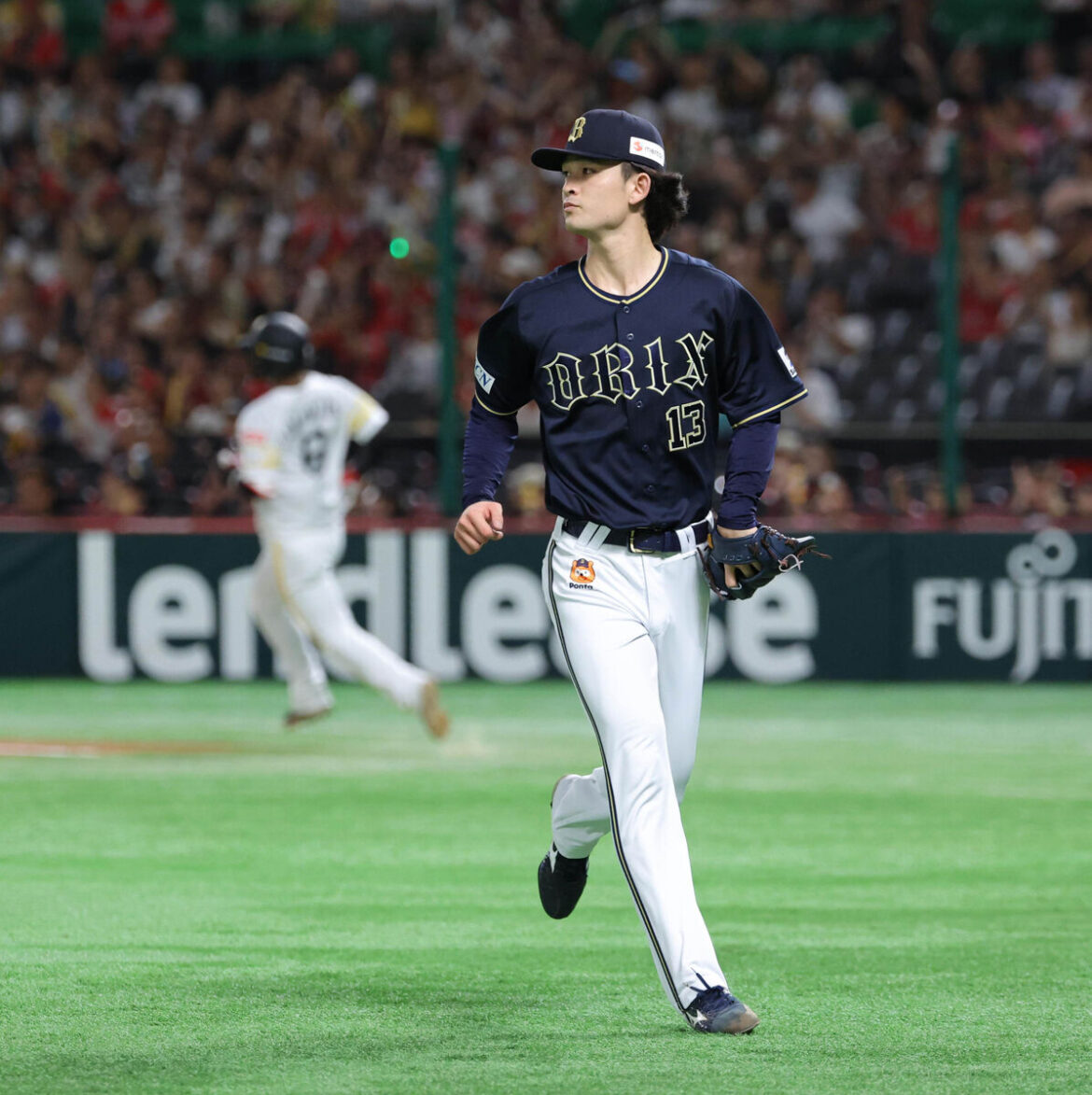 ２回無死一、三塁、今宮健太（左）に左翼へ先制適時打を打たれた寺西成騎　（カメラ・豊田　秀一）