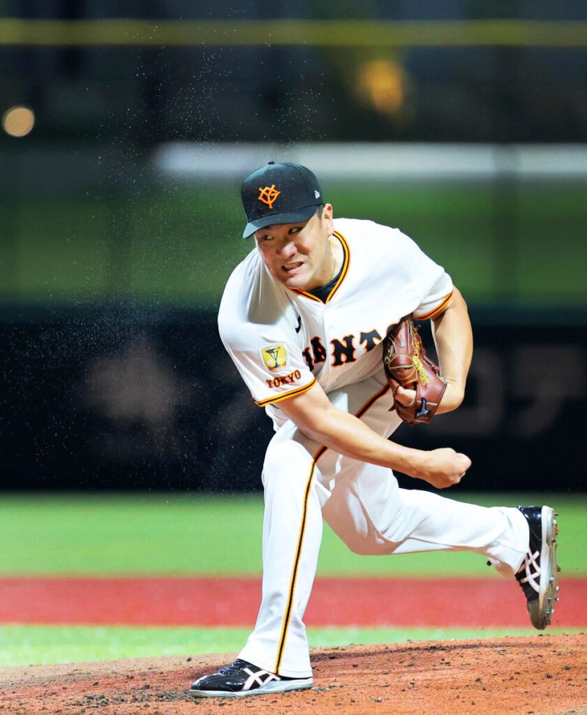 ３回、汗を飛ばし力投する田中将（カメラ・渡辺　朋美）