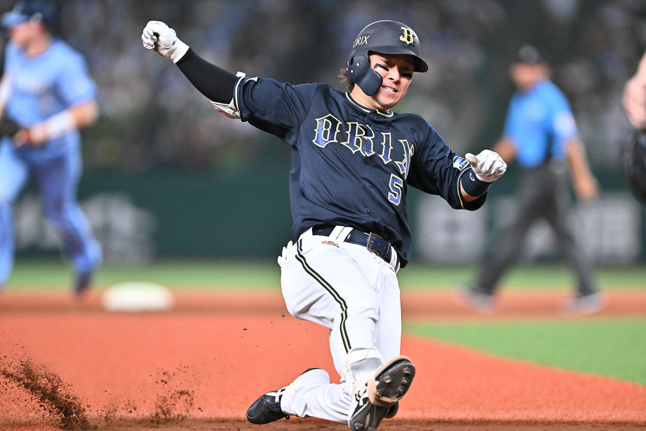 西武対オリックス　4回表オリックス1死、西野は中堅へ三塁打を放ち滑り込む（2025年8月30日撮影）