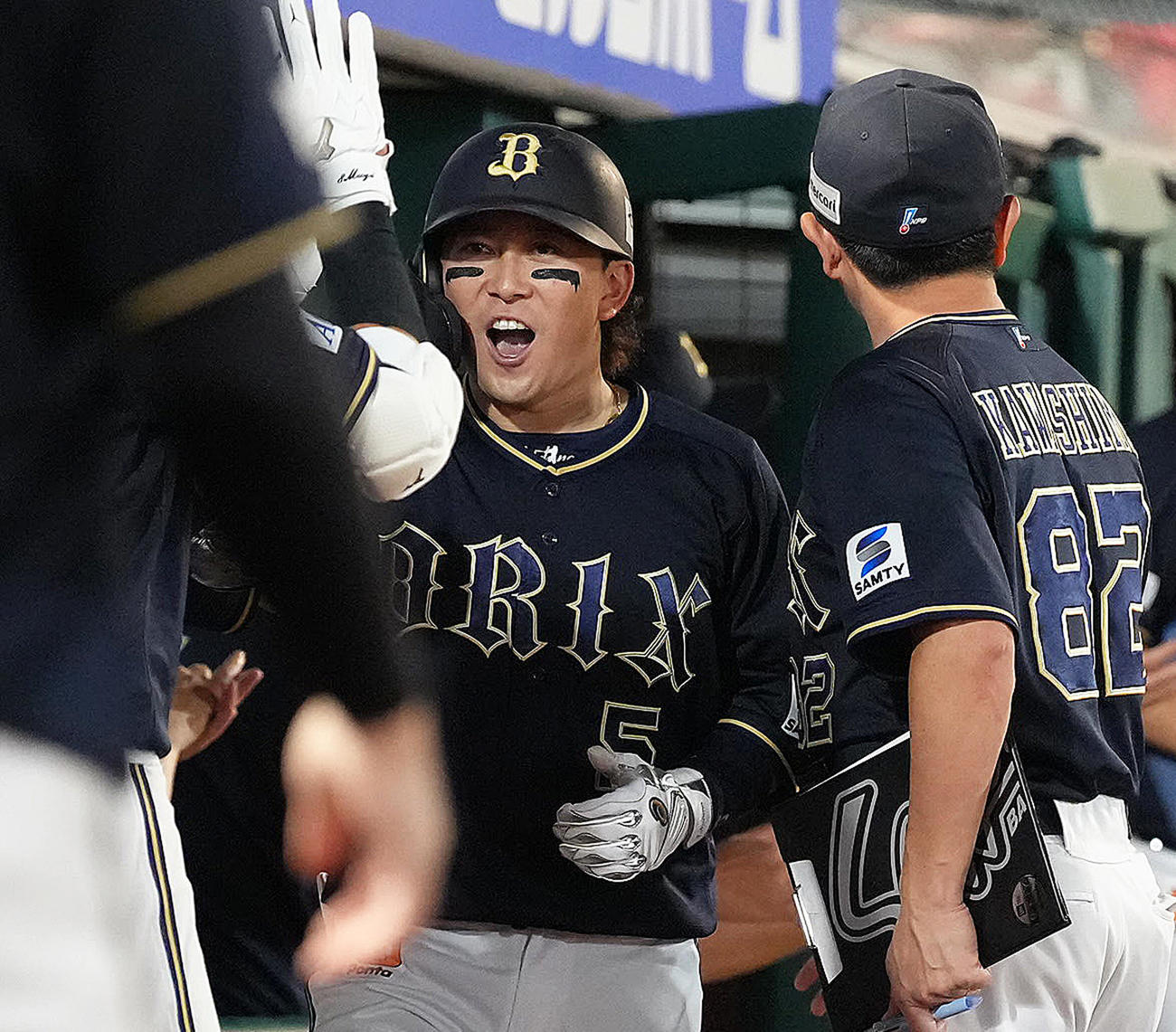 楽天対オリックス　6回表オリックス無死二、三塁、西野は右越え3点本塁打を放ち喜ぶ（2025年8月23日撮影）