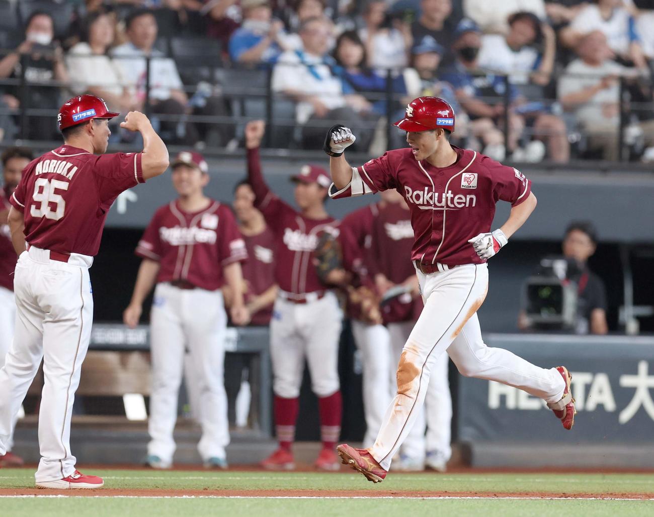 8月31日の日本ハム戦で、延長11回に勝ち越し本塁打を放った中島はガッツポーズで生還