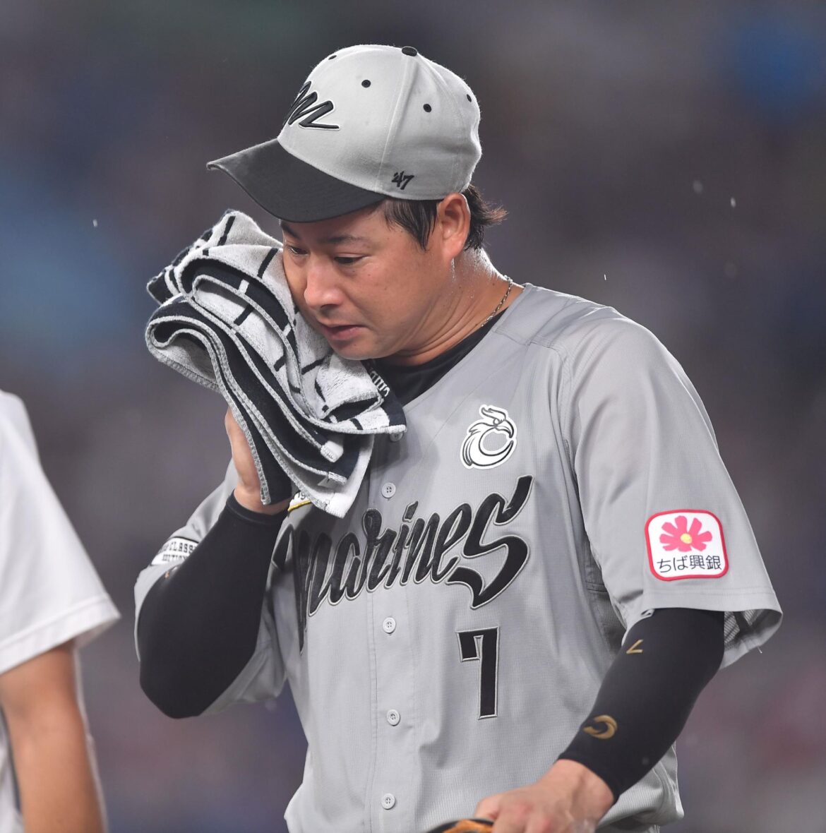 ロッテ・藤岡に異変 三回守備中に途中交代 脱水症状か 一度水分補給も郡司の打席中に異例の交代 気温28度も高湿度(デイリースポーツ) – Yahoo!ニュース – Yahoo!ニュース ロッテ・藤岡に異変 三回守備中に途中交代 脱水症状か 一度水分補給も郡司の打席中に異例の交代 気温28度も高湿度(デイリースポーツ) - Yahoo!ニュース - Yahoo!ニュース