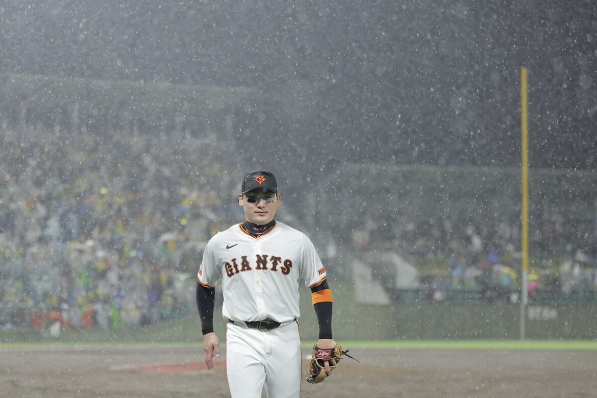 【巨人】4回途中で又木鉄平は降板 直後に雨脚強くなり中断も再開「このような結果になって申し訳ないです」 – スポーツ報知 4回途中に試合中断となった(手前は丸佳浩)(カメラ・小林 泰斗)