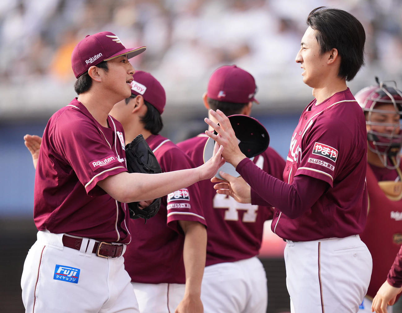 5月5日、5回裏を抑え、荘司（右）に出迎えられる