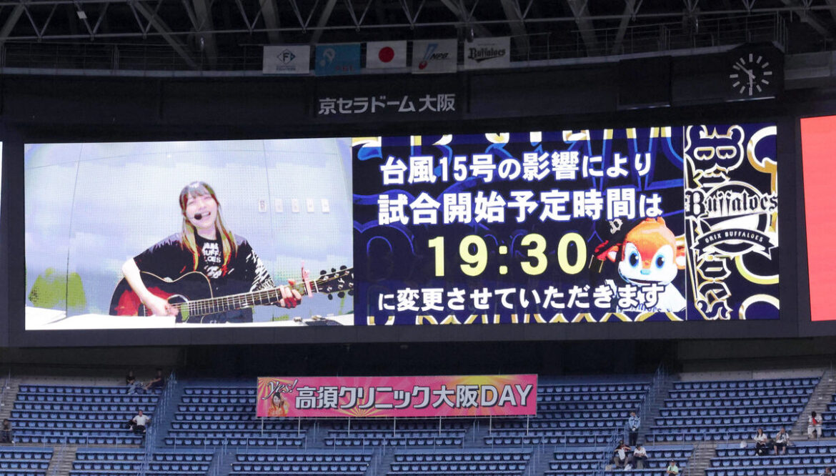 試合開始時間が変更された案内が表示されるスコアーボード（カメラ・義村　治子）