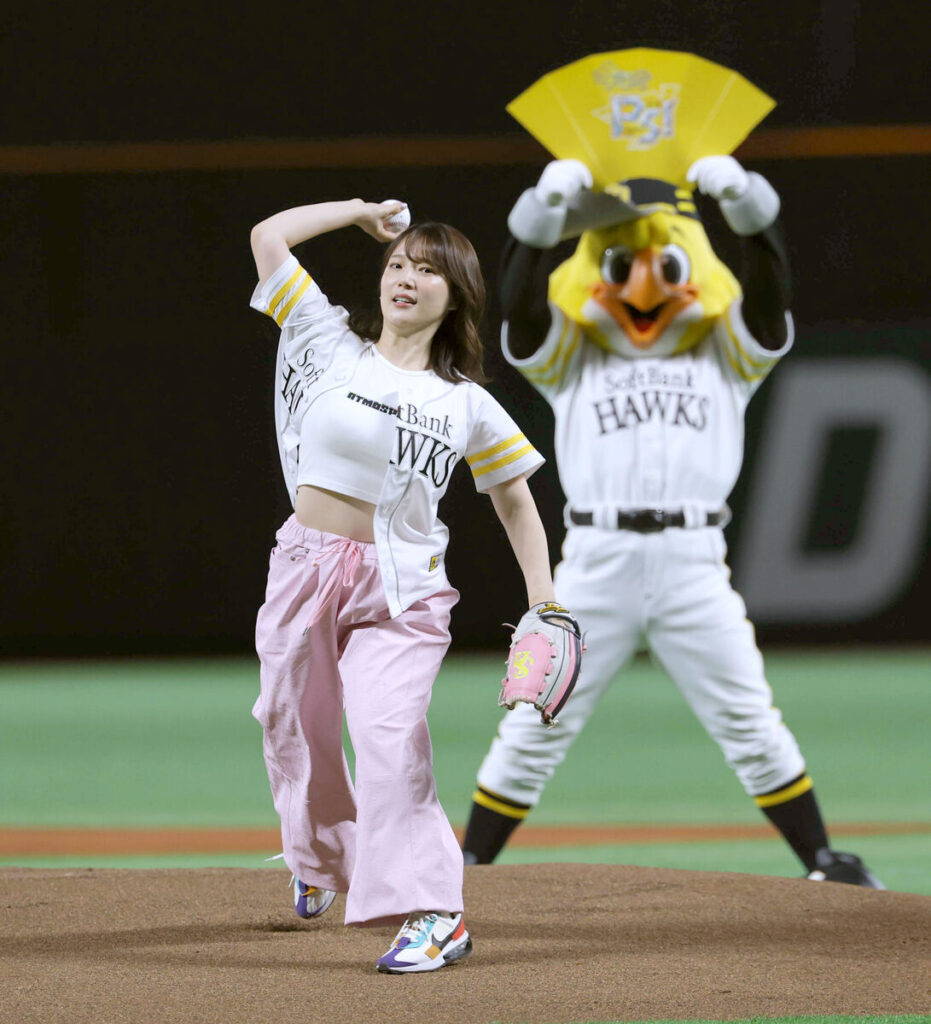 セレモニアルピッチを行う声優の内田真礼さん（カメラ・豊田　秀一）