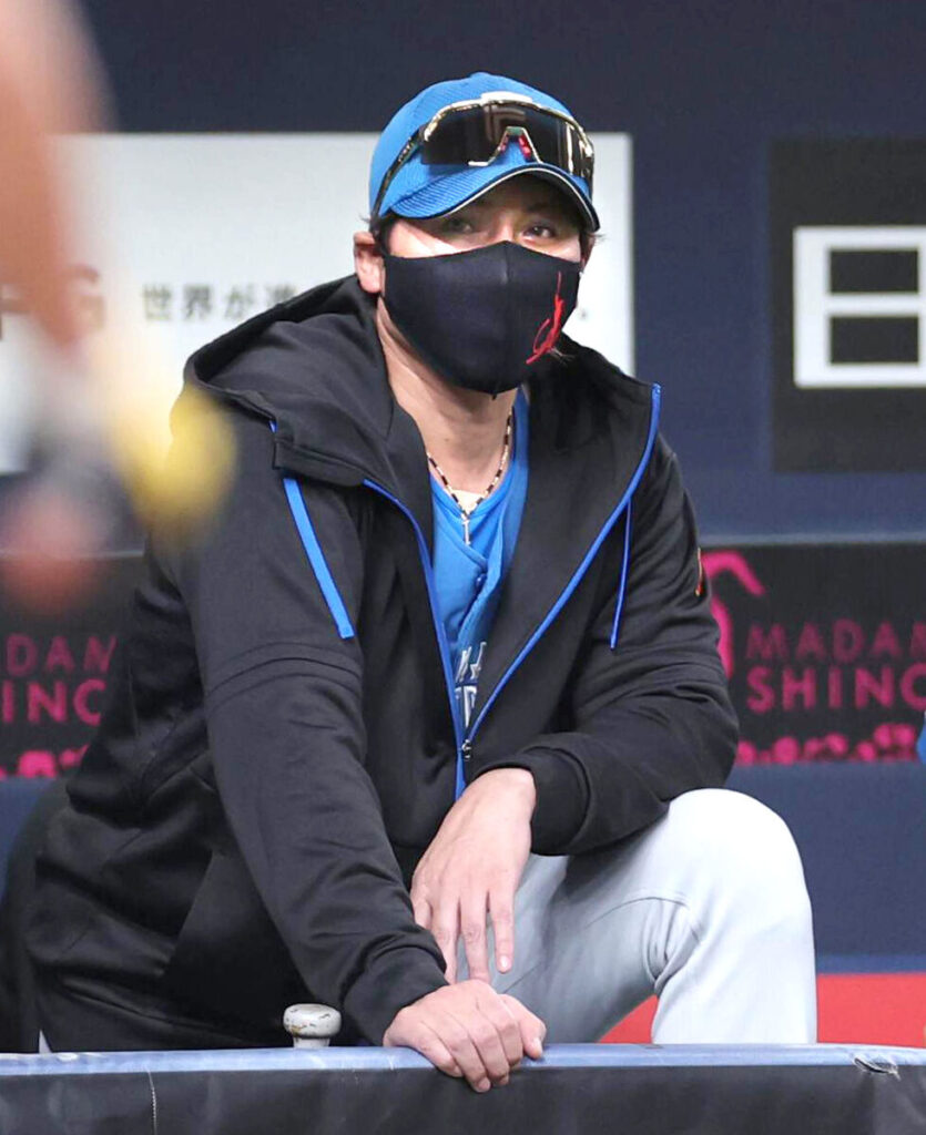 ２回１死一塁、打席に向かう杉本裕太郎を見る新庄剛志監督（カメラ・義村　治子）