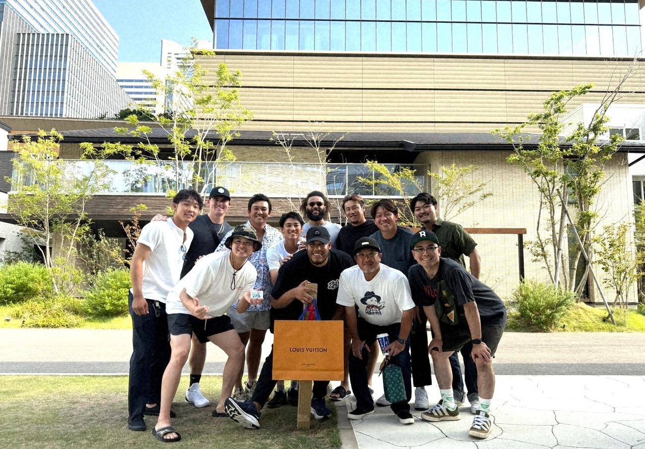 DeNAを退団し、母国ベネズエラに帰国するディアスを見送りに来た宮城（左手前）、入来2軍投手コーチ（手前右から2人目）ら（宮城提供）