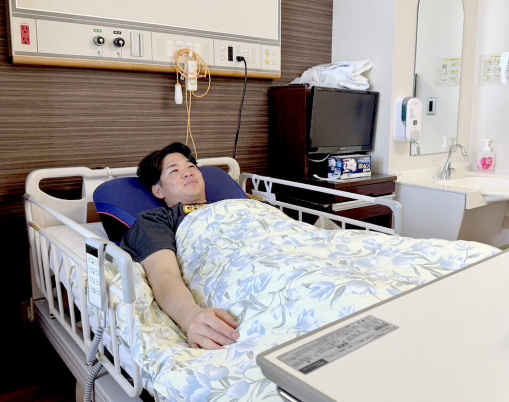 リハビリ中、ベッドに横たわるオリックス・山下（本人提供）