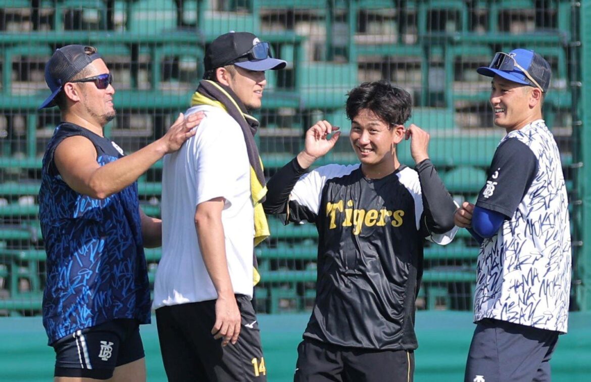 阪神投手陣とＤｅＮＡ捕手陣が青空談義 伊原はサングラスを取って社会人野球の先輩に挨拶（デイリースポーツ） - Yahoo!ニュース - Yahoo!ニュース