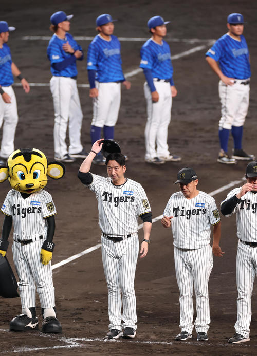 阪神対DeNA　試合後、藤川監督（中央）はファンにあいさつをする（撮影・上田博志）