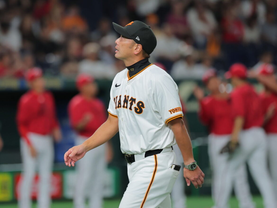 【巨人】 石川達也が9回に痛恨の決勝ソロを浴びる 広島に敗れ連勝は4でストップ 3位DeNAも負け、ゲーム差は1・5のまま – スポーツ報知 試合に敗れ引き上げる阿部慎之助監督(カメラ・小林 泰斗)