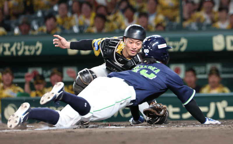 阪神対ヤクルト 9回表ヤクルト1死二、三塁、増田の右飛で三走武岡が本塁を狙うも右翼手森下の送球に刺されアウト。捕手坂本