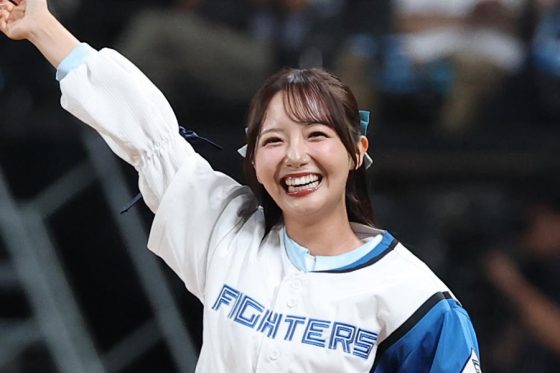 スカートなびかせ…エスコンに降臨した”ご当地美女” ノーバウンド投球に拍手喝采 | Full-Count スカートなびかせ…エスコンに降臨した"ご当地美女" ノーバウンド投球に拍手喝采 | Full-Count