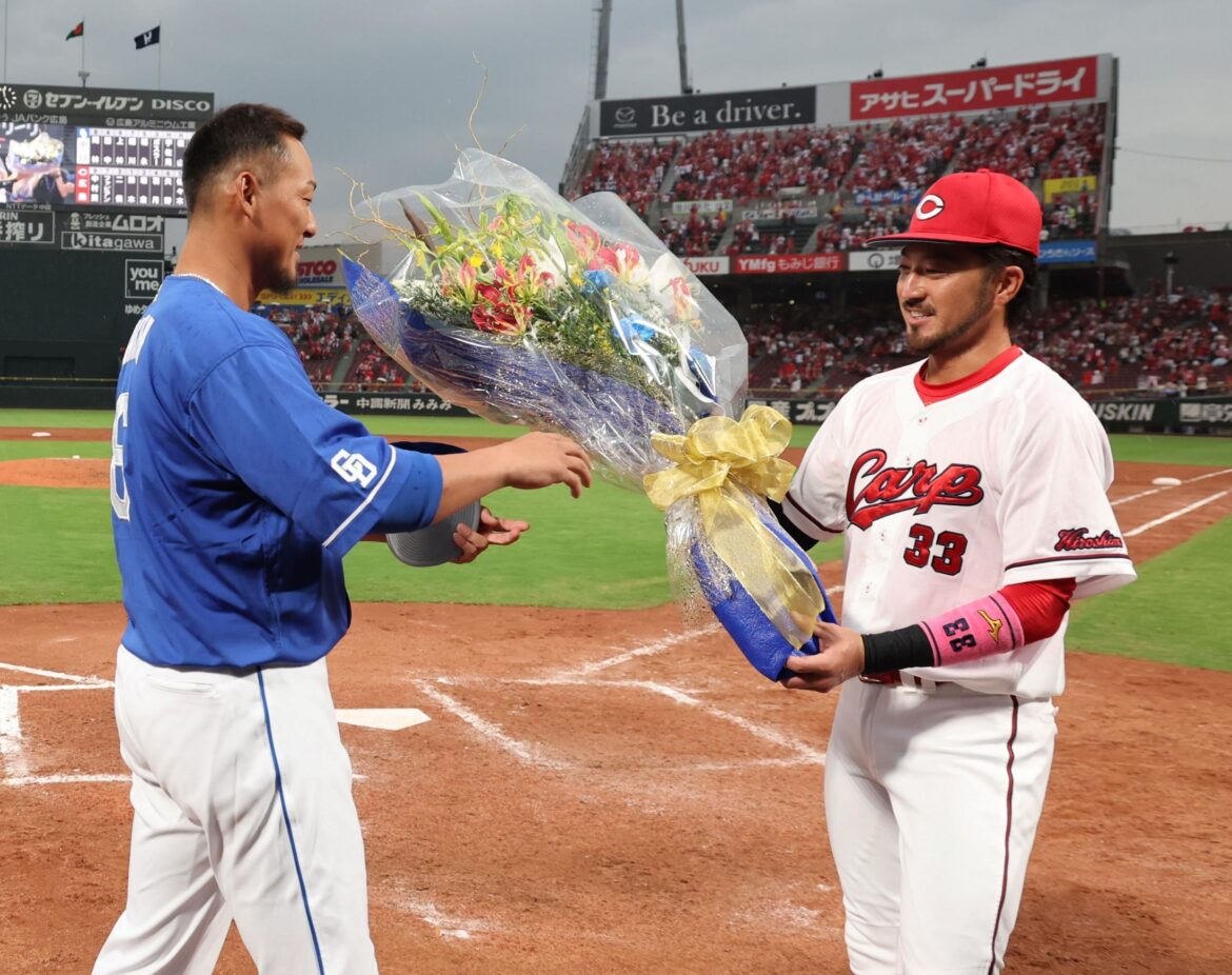 今季限りで現役引退の中日・中田翔に花束贈呈 四方にあいさつ 故郷広島のファンに別れ（デイリースポーツ） - Yahoo!ニュース - Yahoo!ニュース