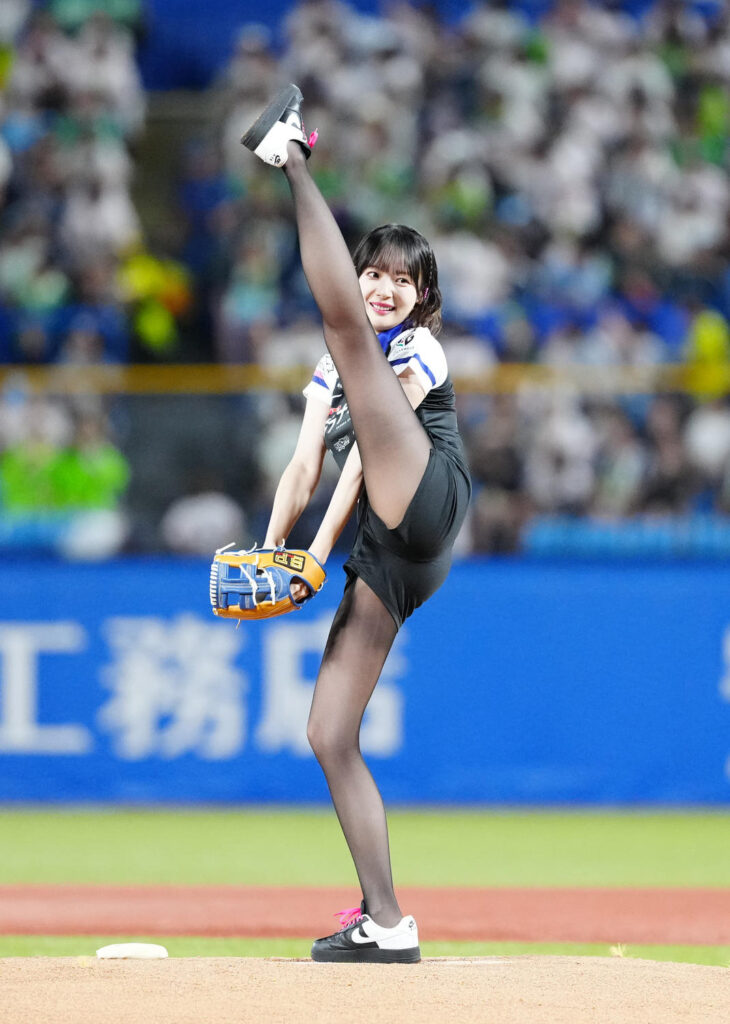 【ヤクルト】役満ボディー岡田紗佳が短パン始球式 美脚を大きく上げると客席から「お～」（日刊スポーツ） - Yahoo!ニュース - Yahoo!ニュース