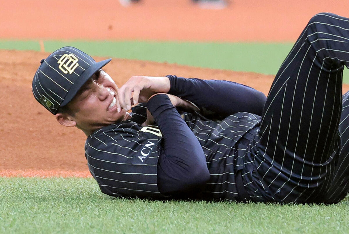 2回、折れたバットが胸を直撃し、倒れ込む曽谷(カメラ・朝田 秀司)