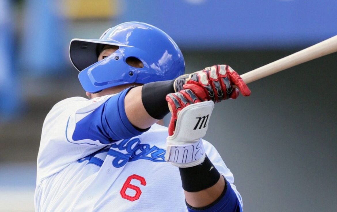 中田翔、2軍最後の打席は遊飛、高校先輩・平田コーチから花束 ナゴヤ球場は大きな拍手に包まれる（中日スポーツ） - Yahoo!ニュース - Yahoo!ニュース