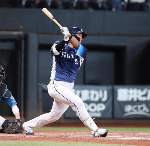 【西武】西川愛也の一矢報いる1発は自身初の10号到達 リーダー候補の1人として今できること – nikkansports.com 日本ハム対西武 9回表西武無死一塁、右越え2点本塁打を放つ西川(撮影・黒川智章)