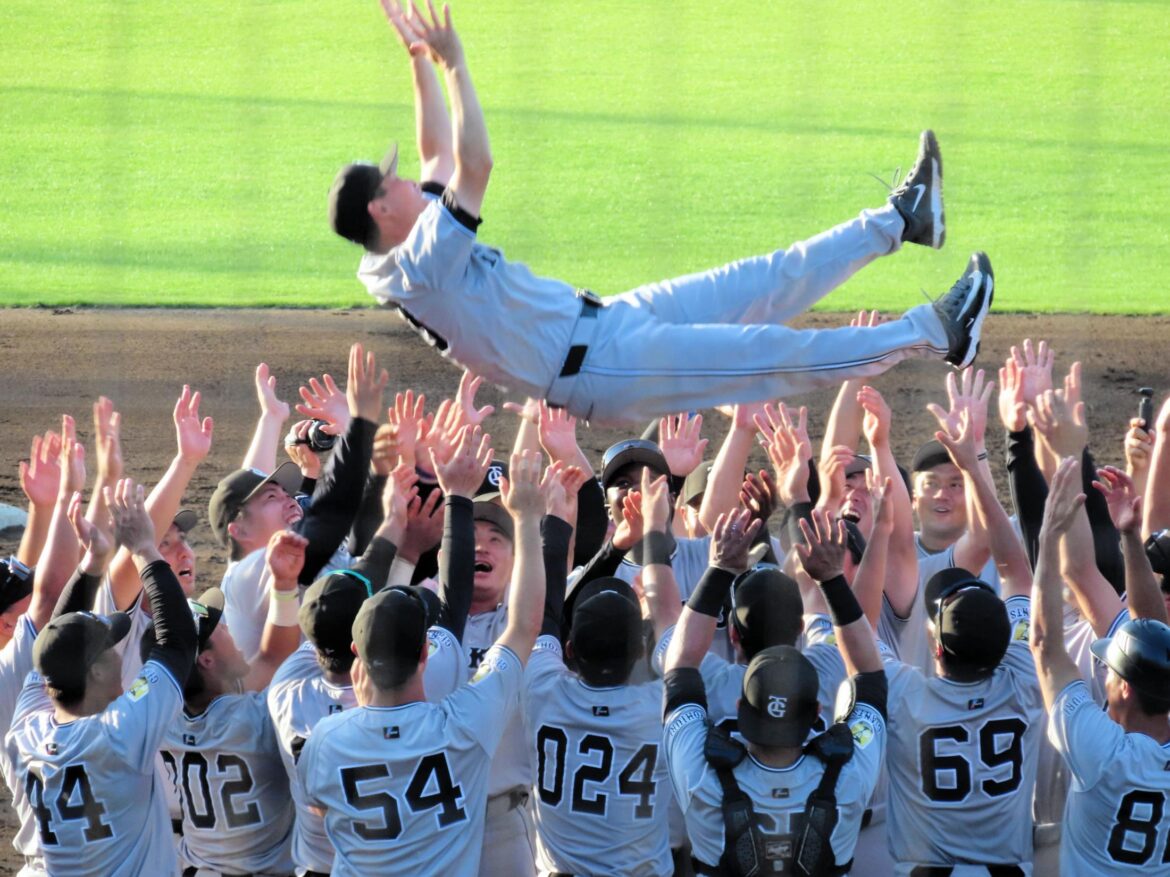 巨人２軍は独走Ｖ 桑田２軍監督「苦手なので」胴上げ交代希望は却下、３度舞う「勝利を追いながら育成も、とやってきた」（デイリースポーツ） - Yahoo!ニュース - Yahoo!ニュース