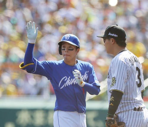 ベンチに向かってポーズを決める岡林