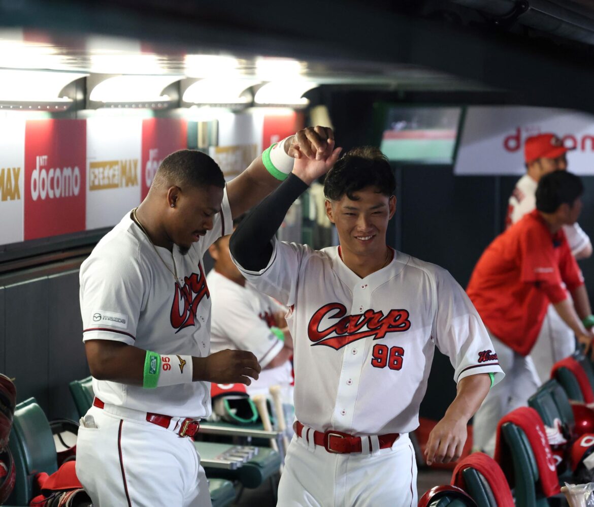 広島ベンチで異様な光景 助っ人の「ダンスレッスン」にSNS爆笑「めっちゃ踊るやん」若手選手が手を取り合う(デイリースポーツ) – Yahoo!ニュース – Yahoo!ニュース 広島ベンチで異様な光景 助っ人の「ダンスレッスン」にSNS爆笑「めっちゃ踊るやん」若手選手が手を取り合う(デイリースポーツ) - Yahoo!ニュース - Yahoo!ニュース