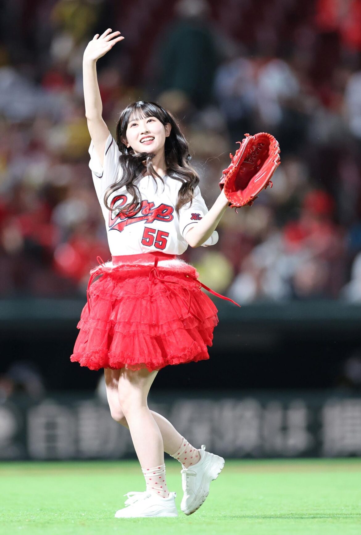 ７０分遅れのプレーボール 人気アイドルも急いで始球式 “大暴投”にどよめく カープＯＢは優しくフォロー（デイリースポーツ） - Yahoo!ニュース - Yahoo!ニュース