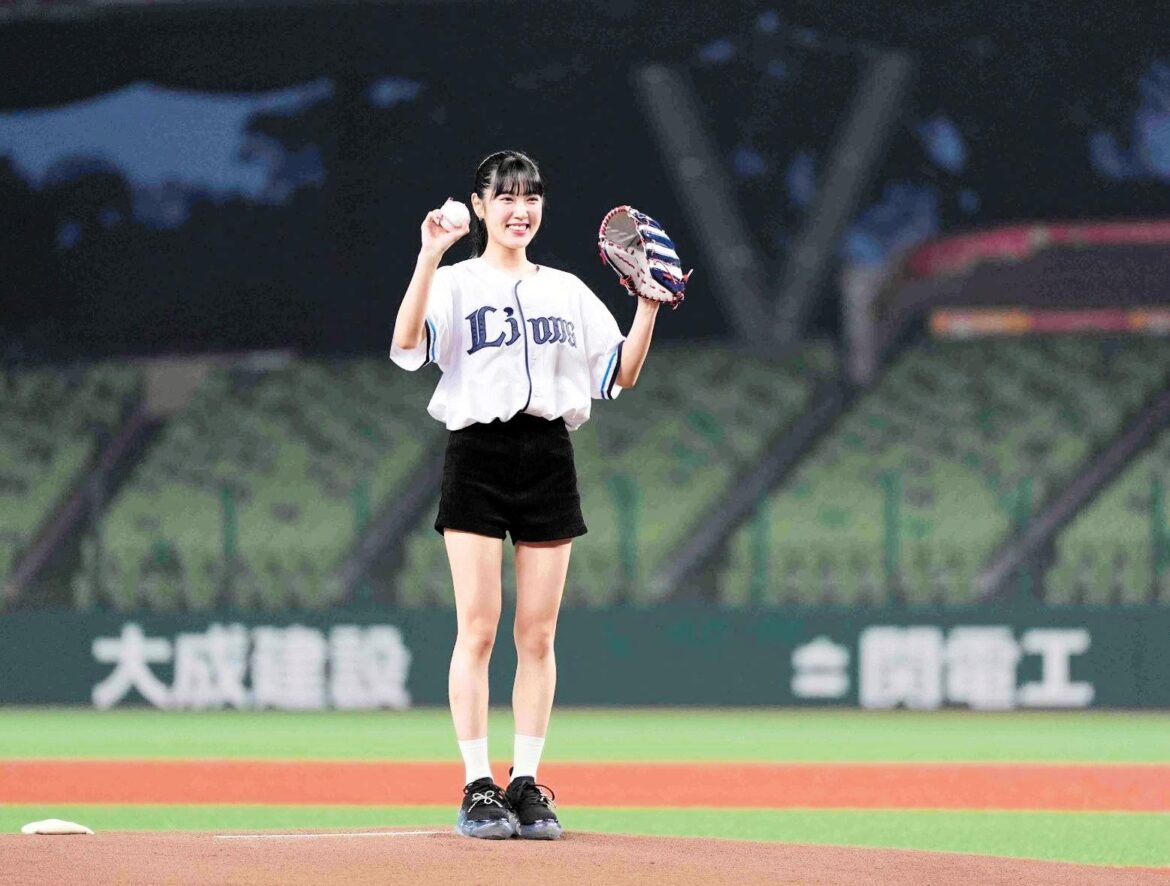 元アイドルが“親子始球式”父は西武２軍監督 打席の巨人・長野もアシスト（デイリースポーツ） - Yahoo!ニュース - Yahoo!ニュース