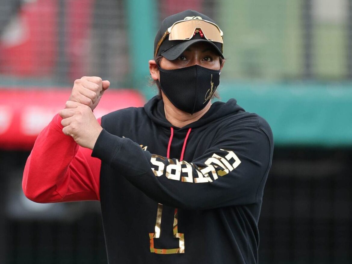 １７日、楽天戦（楽天モバイル）の前に練習を見つめる新庄剛監督（カメラ・中島　傑）