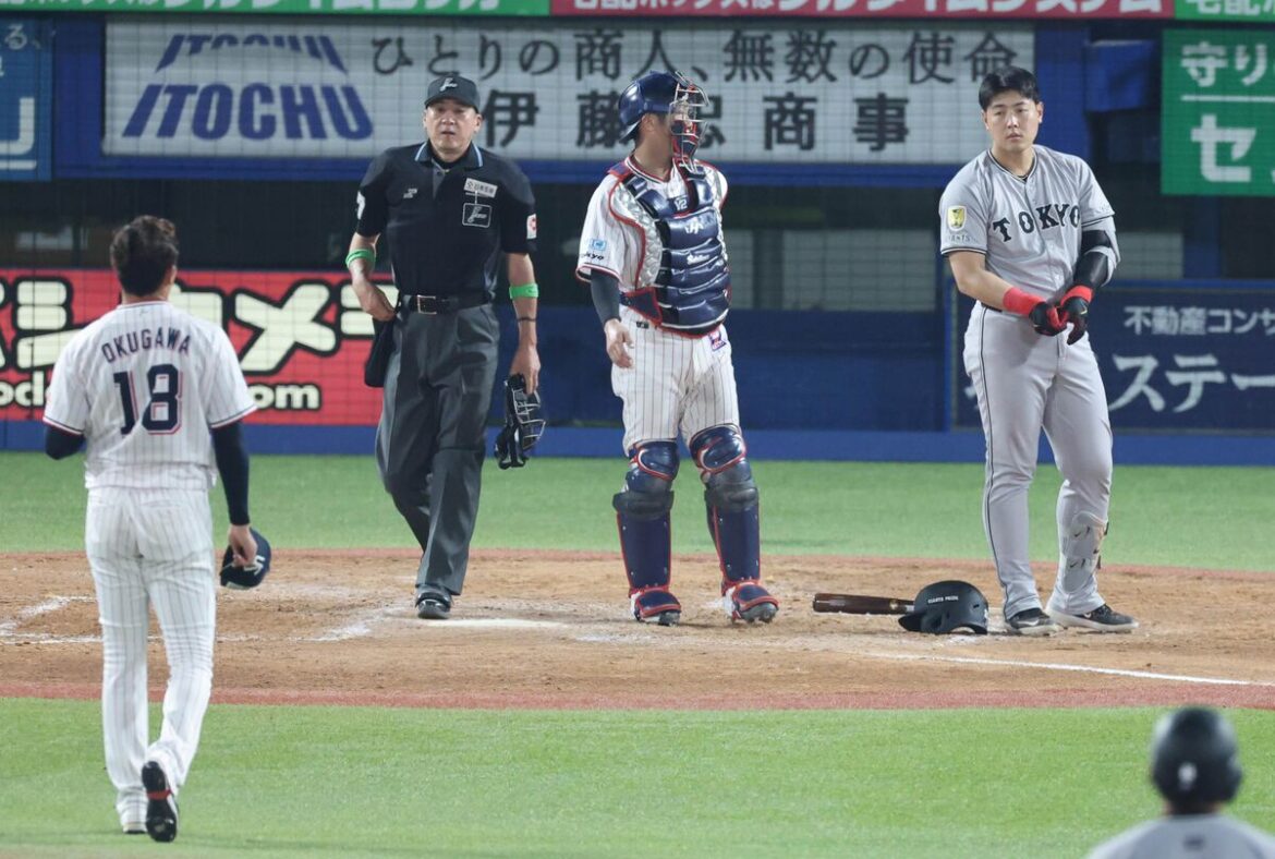 ５回１死一、二塁、岡本和真は死球を受ける（投手・奥川恭伸、捕手・古賀優大）　（カメラ・堺　恒志）　