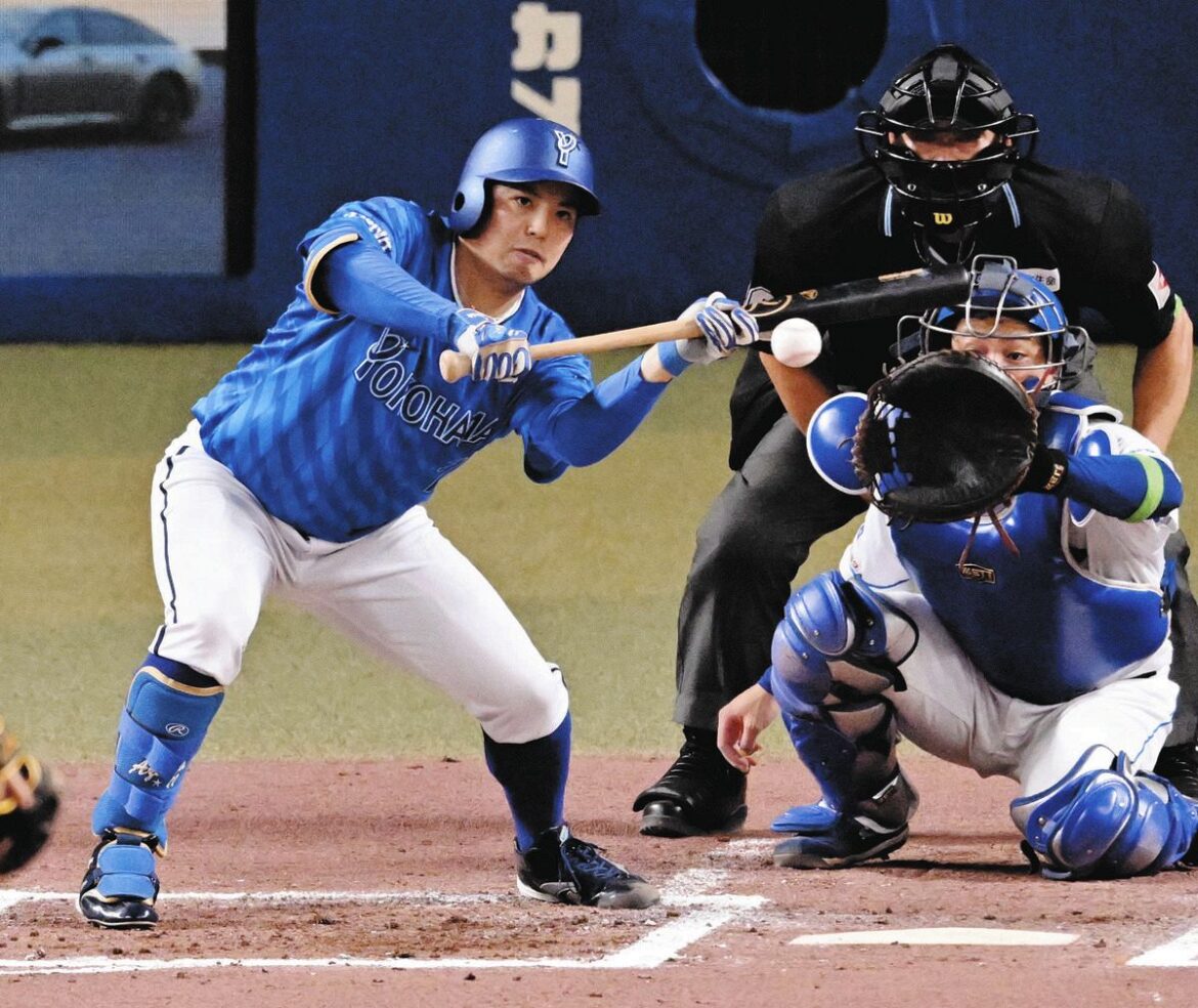 【荒木雅博の目】DeNA、投手・東克樹の奇策スクイズにうなる「考えられる場面ではあるが驚いた」「蝦名、桑原が控えているのに…」（中日スポーツ） - Yahoo!ニュース - Yahoo!ニュース