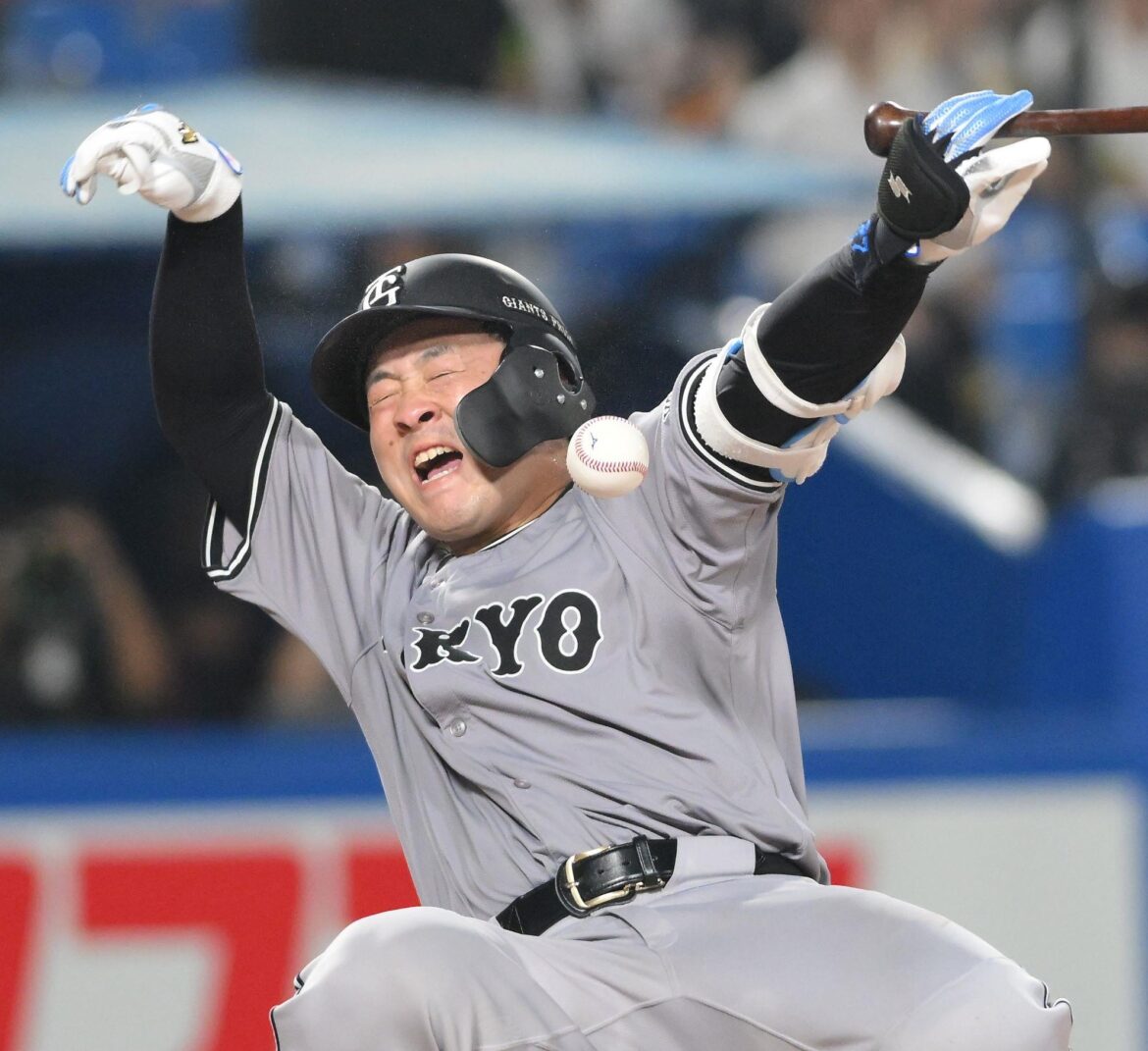 巨人 岸田行倫の右上腕に１５０キロ直撃 負傷交代に神宮が騒然「骨とかじゃない」ポストシーズンへ避けたい正捕手の負傷離脱（デイリースポーツ） - Yahoo!ニュース - Yahoo!ニュース