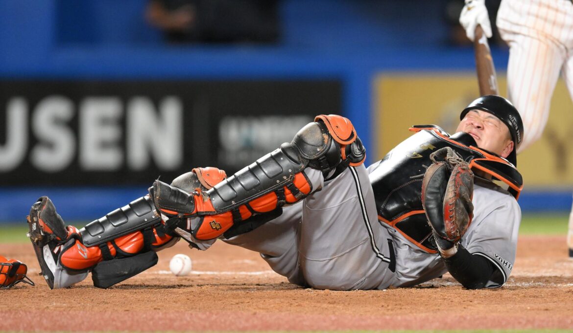 巨人捕手・岸田が投球を取り損ねてもん絶もＳＮＳは三塁・岡本の表情に注目 「オイ！！！」とツッコミ サイン違いか（デイリースポーツ） - Yahoo!ニュース - Yahoo!ニュース