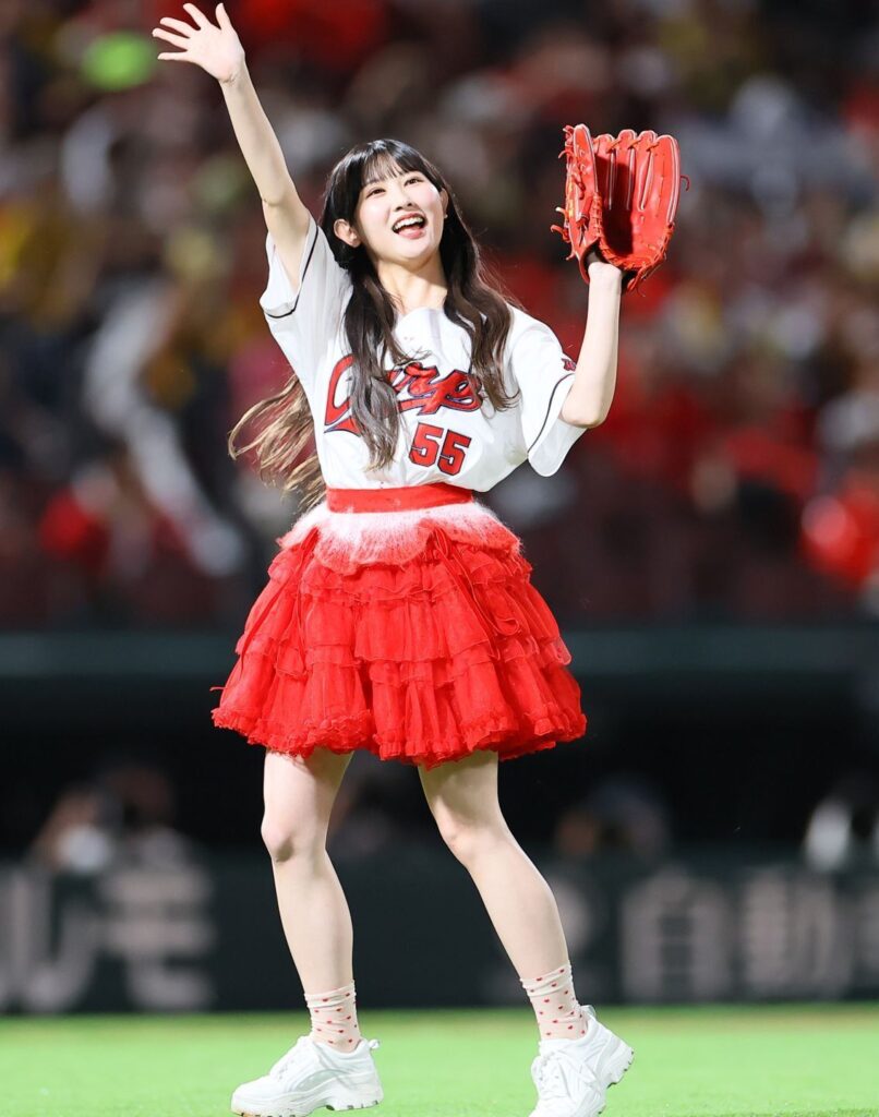 「あちゃ～が可愛すぎた！」ズムスタ始球式に登場した人気アイドルの“まさかの大暴投”が話題！「想像をかなり超えてきた」「ガチのカープ女子よな」（THE DIGEST） - Yahoo!ニュース - Yahoo!ニュース
