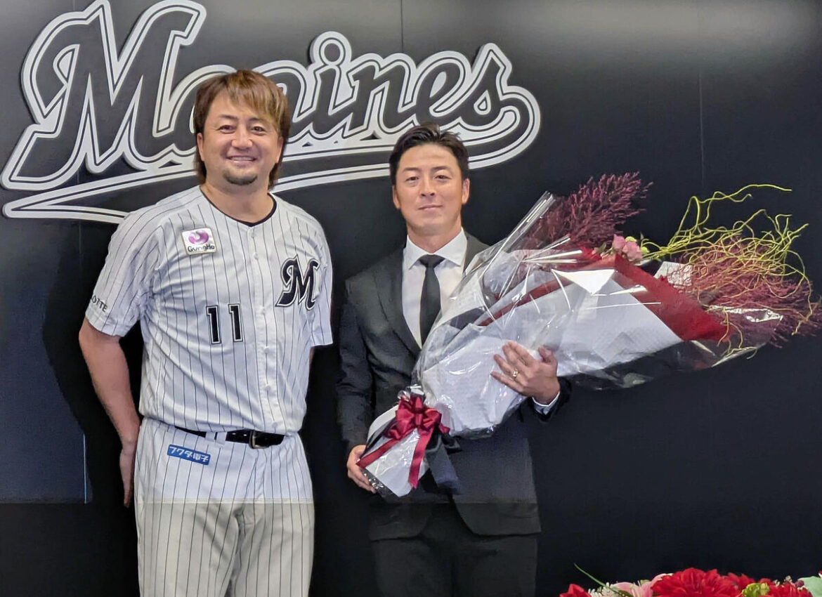 美馬（右）は中大の後輩、沢村から花束を渡された