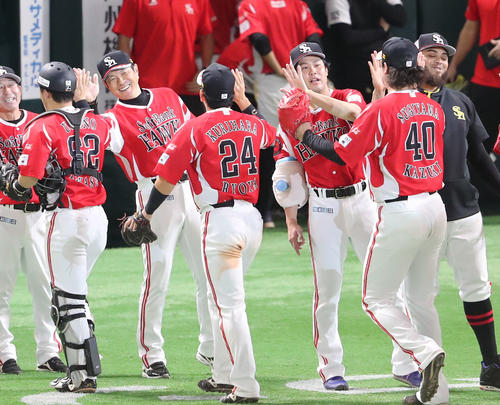 【パV&CS争い】M9ソフトバンクが日本ハムと接戦 1点差追う/速報中 – nikkansports.com ソフトバンク対日本ハム 日本ハムに勝利しナインを出迎える小久保監督(撮影・梅根麻紀)