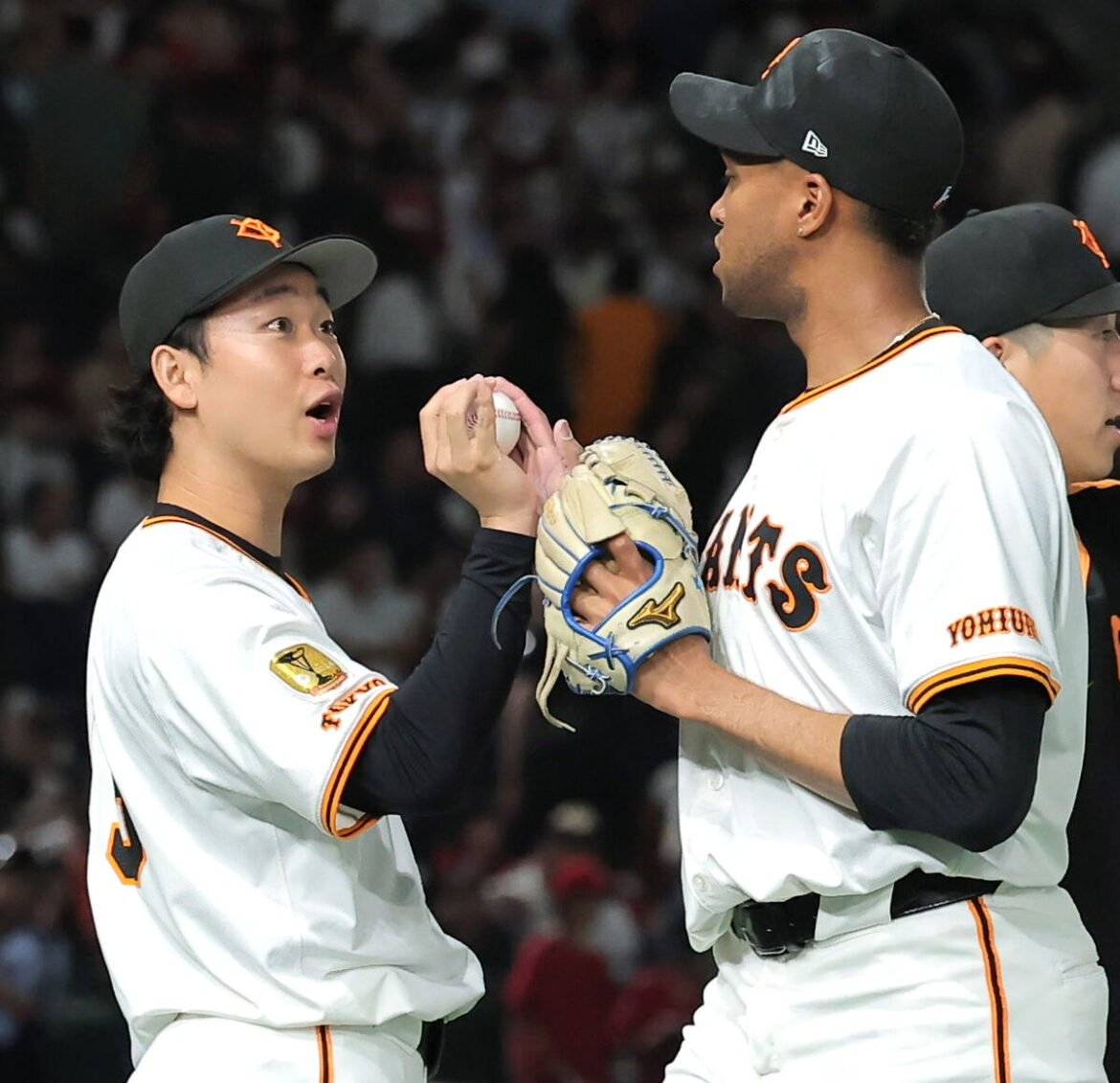 【ハイライト動画】岡本和真2発、山崎伊織3打点で11勝目 巨人が広島に逆転勝ちでDeNAと1ゲーム差 – スポーツ報知 マルティネスからボールを受け取る山崎伊織(カメラ・小林 泰斗)