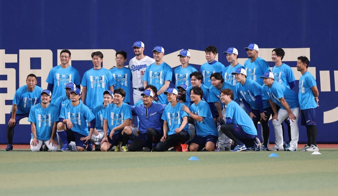【中日】引退表明の祖父江大輔、岡田俊哉が登場、ホワイトボードのメッセージに「どういたしまして」、投手陣らで記念撮影(中日スポーツ) – Yahoo!ニュース – Yahoo!ニュース 【中日】引退表明の祖父江大輔、岡田俊哉が登場、ホワイトボードのメッセージに「どういたしまして」、投手陣らで記念撮影(中日スポーツ) - Yahoo!ニュース - Yahoo!ニュース