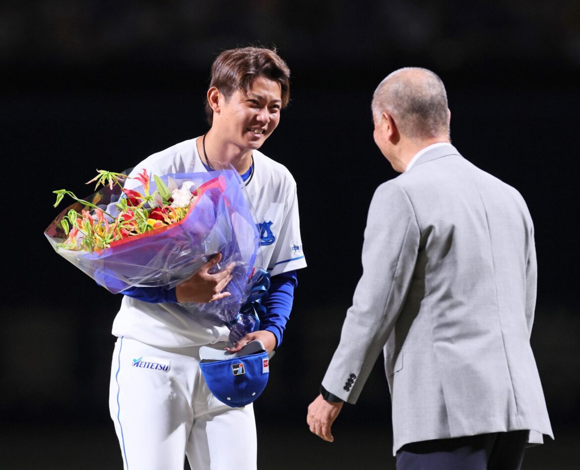 中日 岡田俊哉に智弁和歌山の名将が花束「大学進学を希望していた僕に…」感謝の言葉で恩師の目に光るものが（デイリースポーツ） - Yahoo!ニュース - Yahoo!ニュース