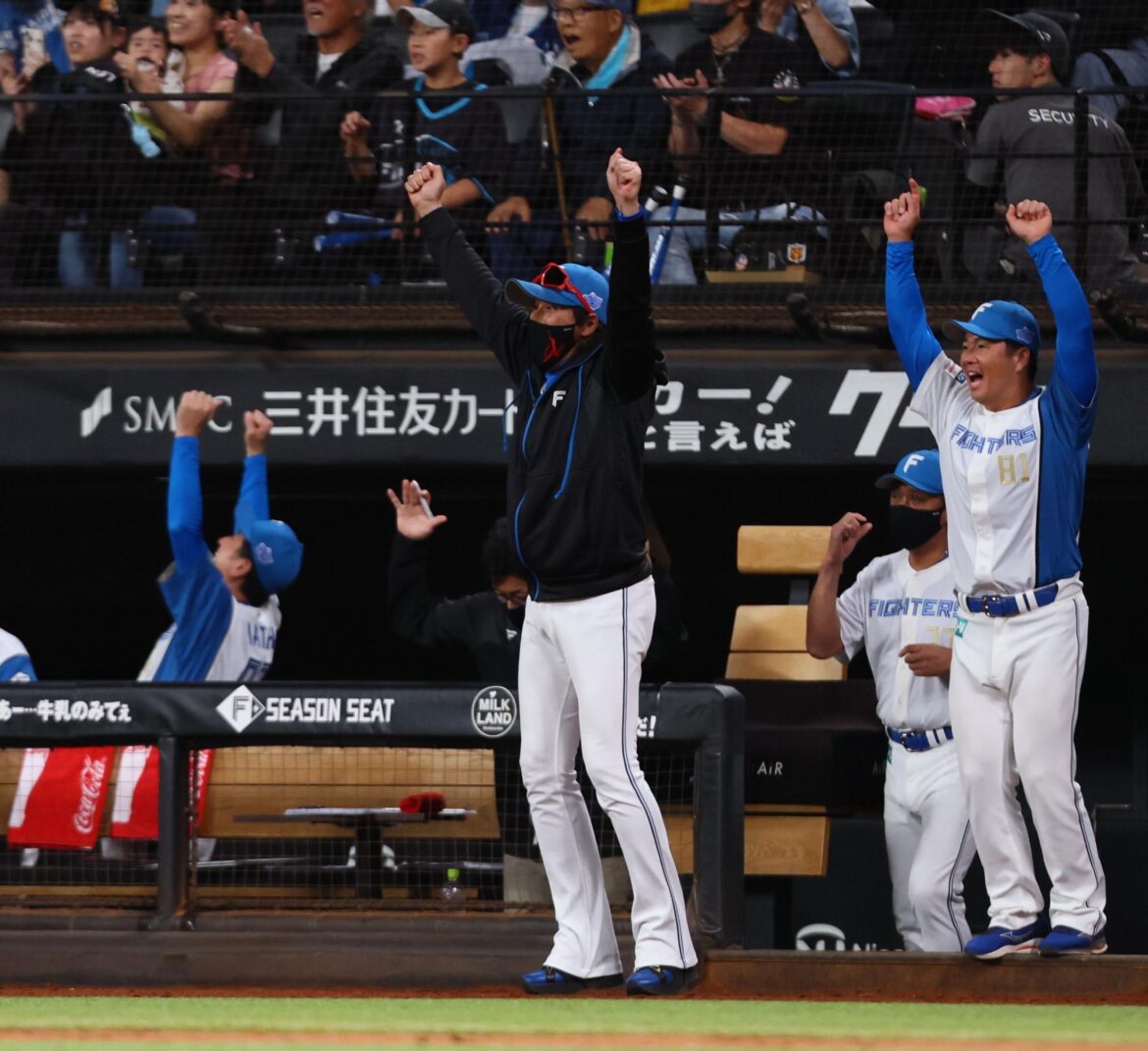 ガッツポーズ連発の日本ハム・新庄監督「勝つしかないから。よく決めた」５点差追いつかれる嫌な流れも冷静タクト 連続後逸「あれはエラーじゃない」スクイズ失敗も「間違えてない」（デイリースポーツ） - Yahoo!ニュース - Yahoo!ニュース