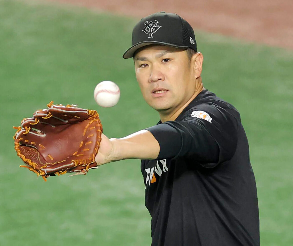 投球練習をする田中将大（カメラ・今成　良輔）